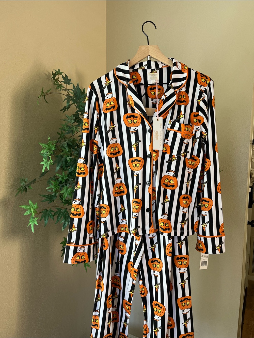 NWT Beauty Sleep Social x Peanuts Halloween Pajama Set M
